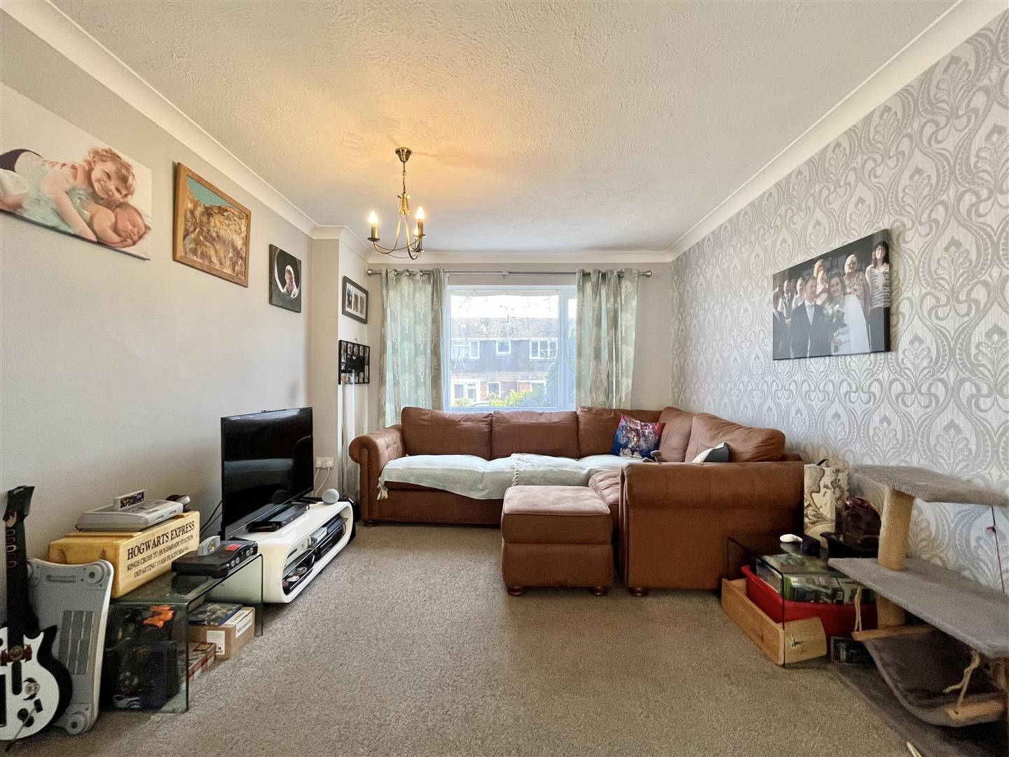 3 bed property in Ian Close, Bexhill-On-Sea